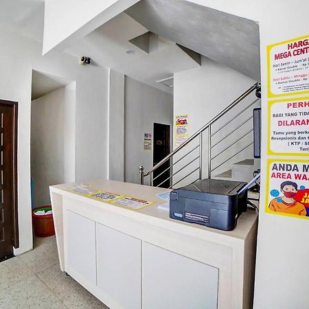 Oyo 91211 Mega Comfort Guest House Medan Bagian luar foto