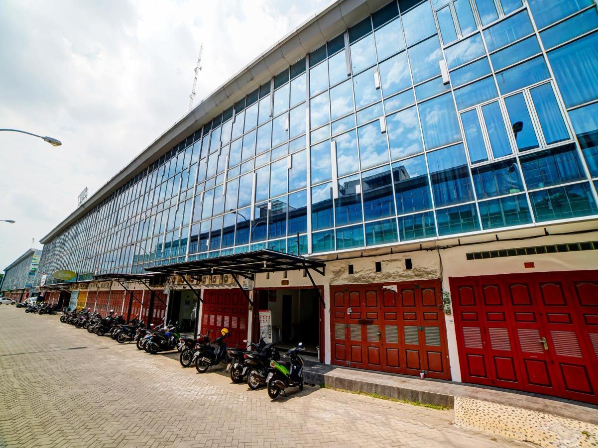 Oyo 91211 Mega Comfort Guest House Medan Bagian luar foto