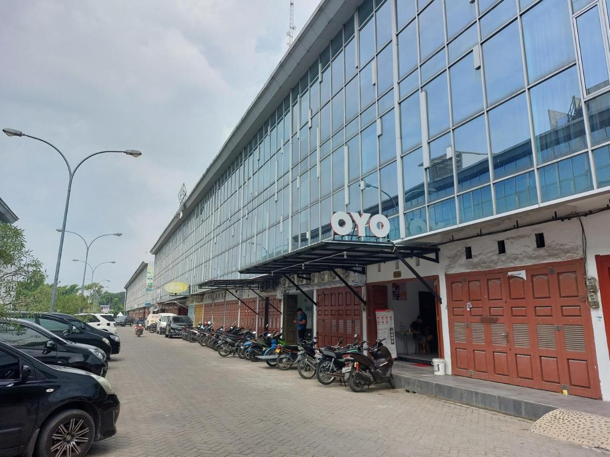 Oyo 91211 Mega Comfort Guest House Medan Bagian luar foto