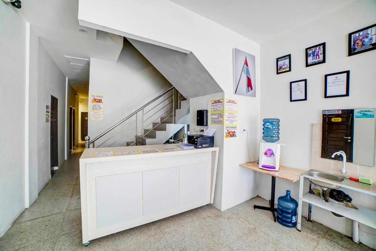 Oyo 91211 Mega Comfort Guest House Medan Bagian luar foto