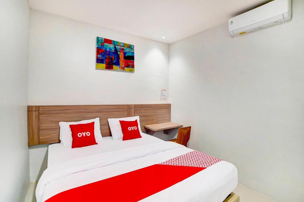 Oyo 91211 Mega Comfort Guest House Medan Bagian luar foto