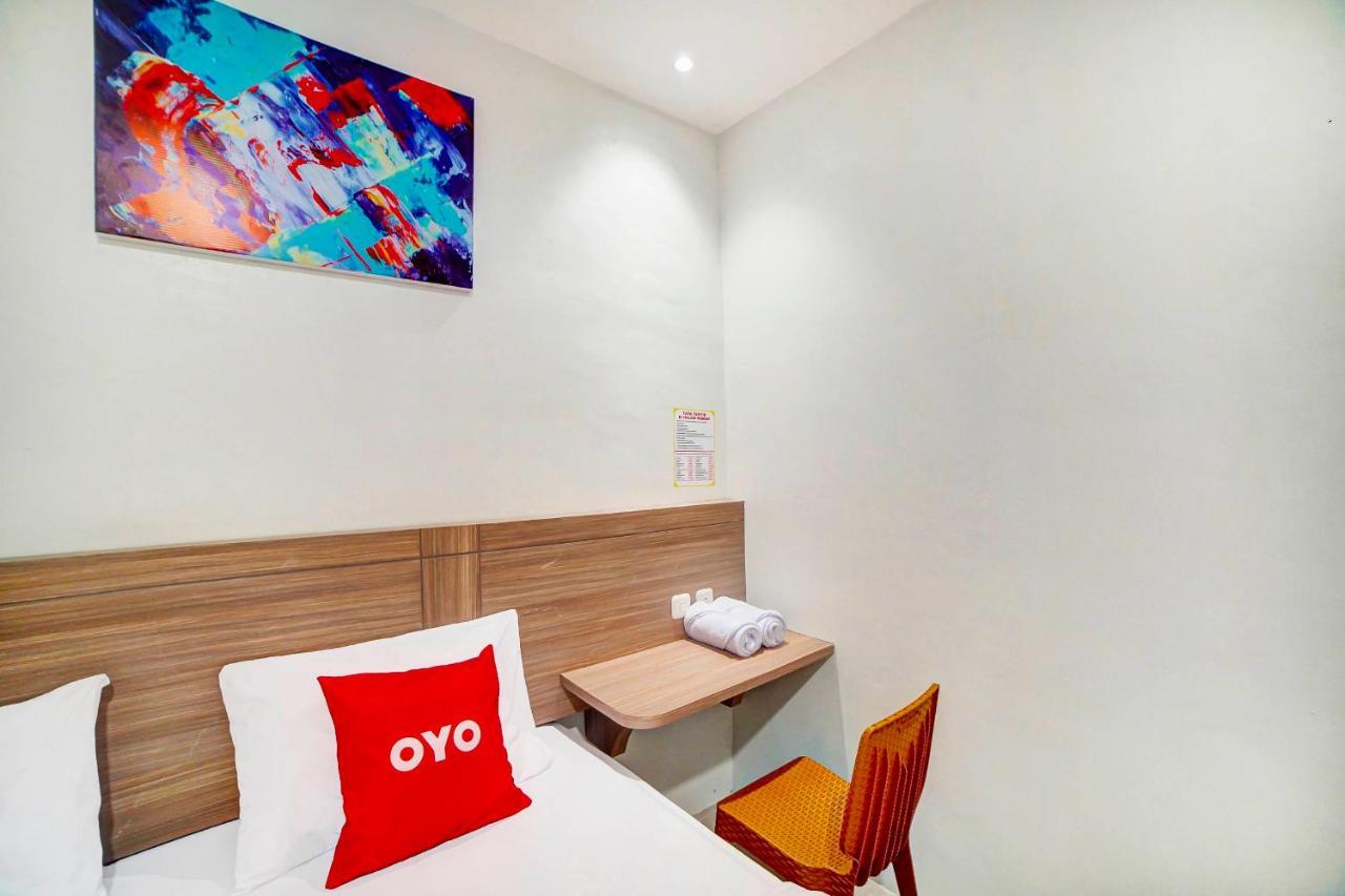 Oyo 91211 Mega Comfort Guest House Medan Bagian luar foto