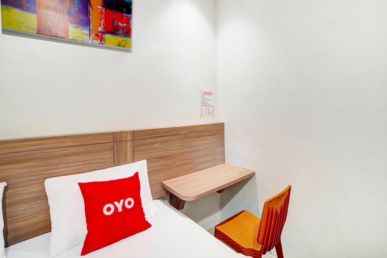 Oyo 91211 Mega Comfort Guest House Medan Bagian luar foto