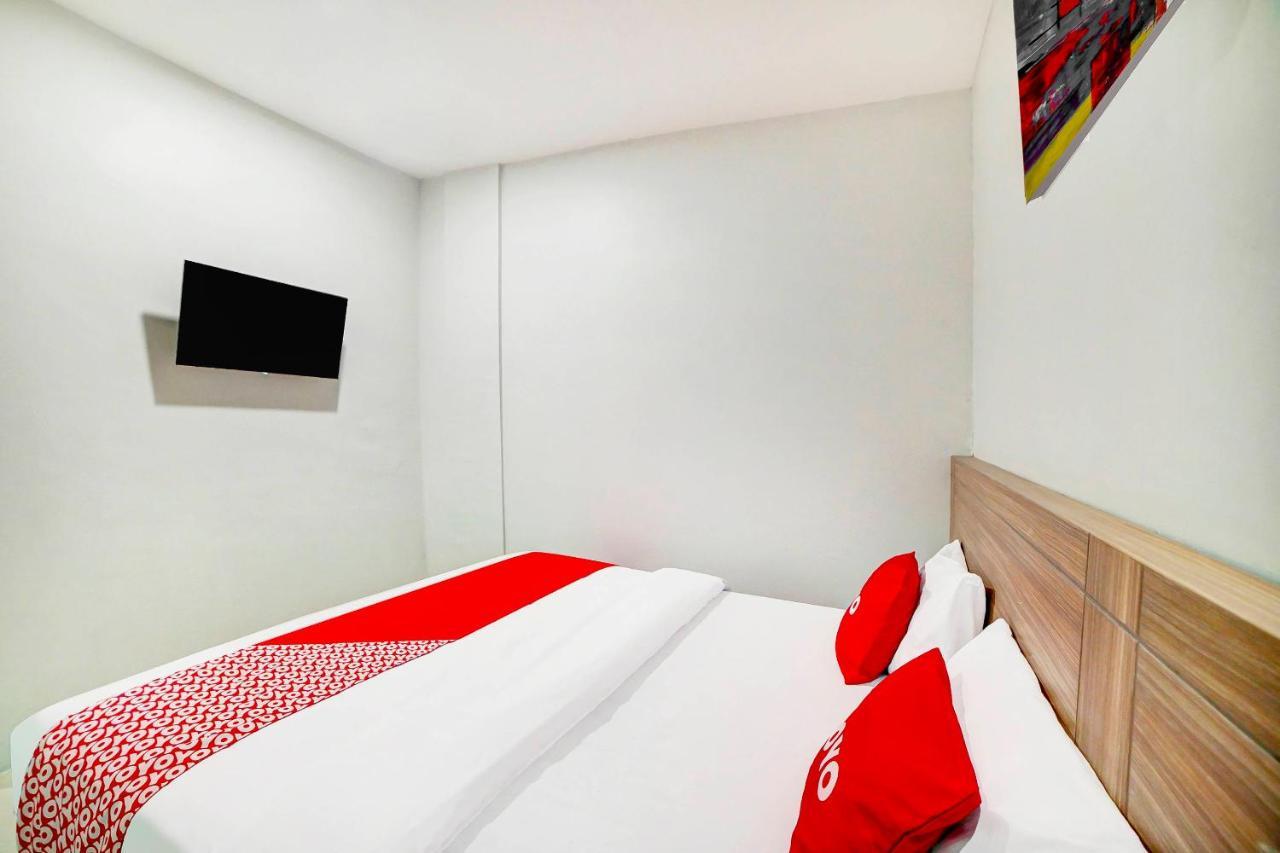 Oyo 91211 Mega Comfort Guest House Medan Bagian luar foto